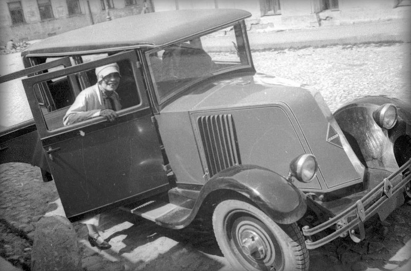 Лиля Брик садится в автомобиль, 1929 год, г. Тверь. Из серии «Поездка в Ленинград на автомобиле "Рено" Маяковского».Выставка «10 лучших фотографий с автомобилями» с этим снимком.