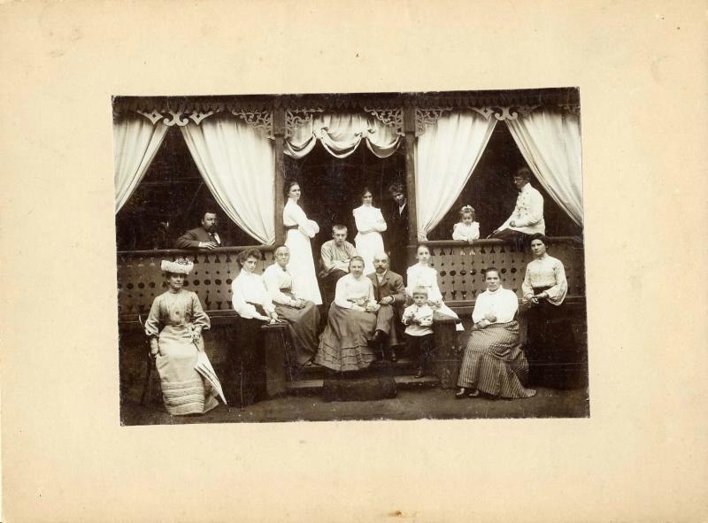 Семейный портрет на дачном крыльце, 1900-е