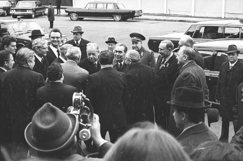 Леонид Брежнев и другие партийно-хозяйственные деятели на территории ЗИЛа, 30 апреля 1976, г. Москва. Выставка «За кадром» с этой фотографией.