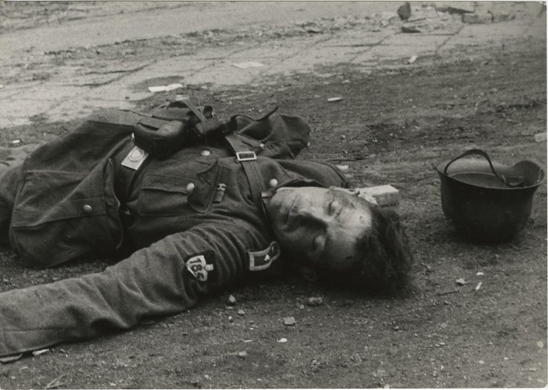 «Погиб за идеи Гитлера», 1945 год, Германия, г. Берлин. Выставка: «Бои за Берлин» с этой фотография.