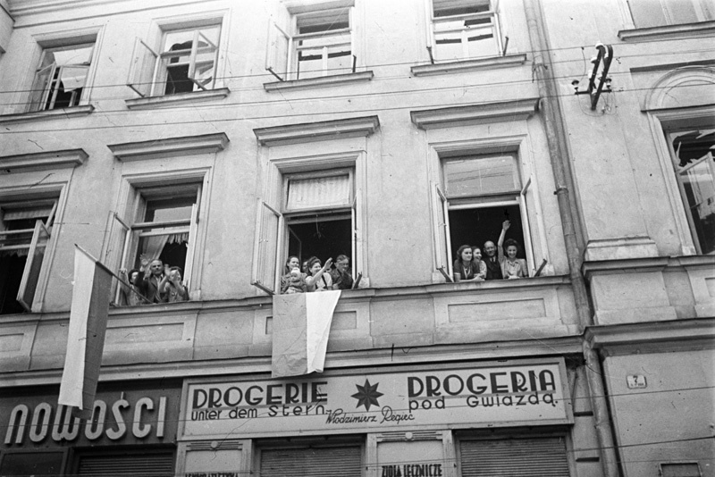 В Толькемите после вхождения советских войск, 26 января 1945 - 25 апреля 1945, Польская Республика, г. Толькемит. Восточно-Прусская операция. Польский город Толькмицко.Выставка «Восточно-Прусская операция» с этой фотографией.