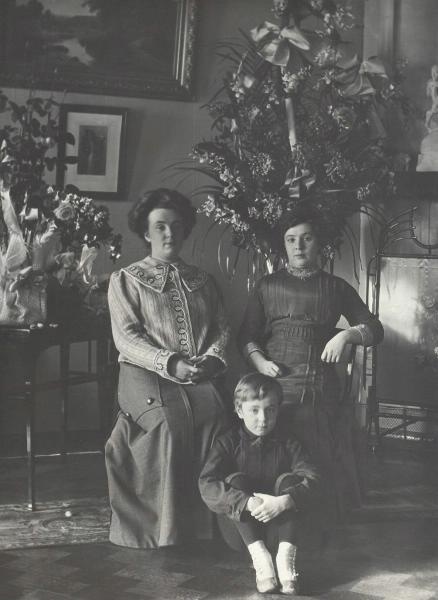 Портрет двух женщин и мальчика, 1910-е