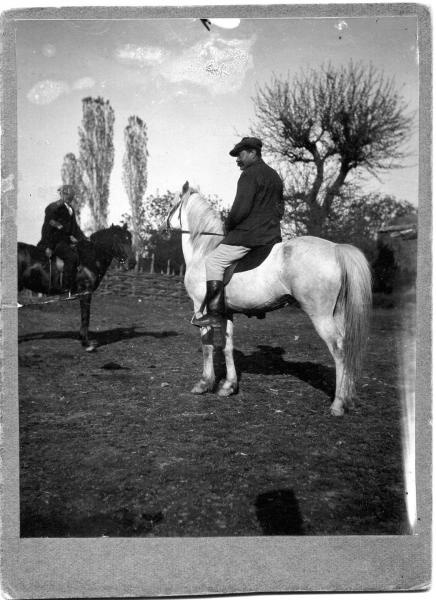 Мужчины на конях, 1910-е