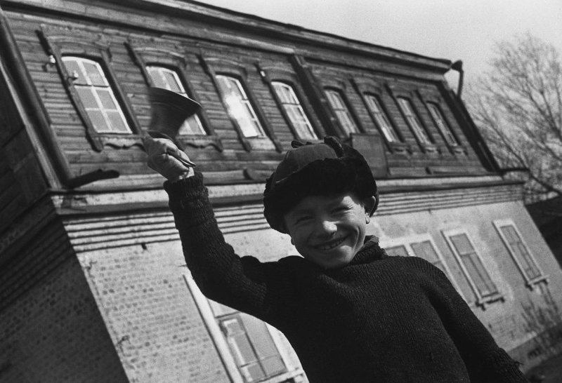 Школьный звонок, 1934 год. Выставка «Авангард Михаила Прехнера» с этой фотографией.