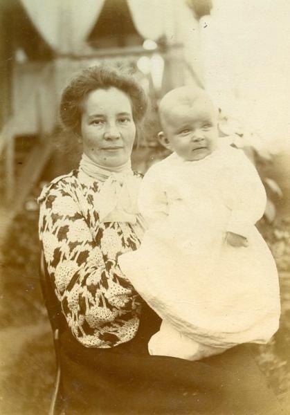 Вера Андреевна Панова со старшим сыном, 1900-е, Новгородская губ., Боровичский у., пос. Кошели