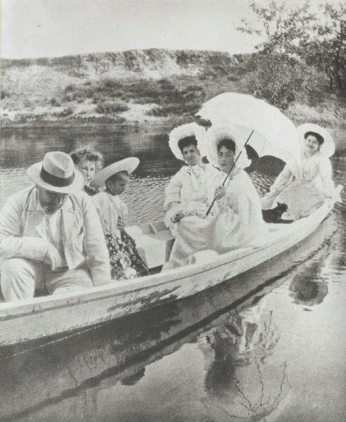 Прогулка в лодке по реке, 1900-е. Выставки&nbsp;«Про зонты»,&nbsp;&nbsp;«На прогулке»&nbsp;, «По волнами» и&nbsp;«Дореволюционная Россия: досуг, игры, спорт и зрелища» с этой фотографией.