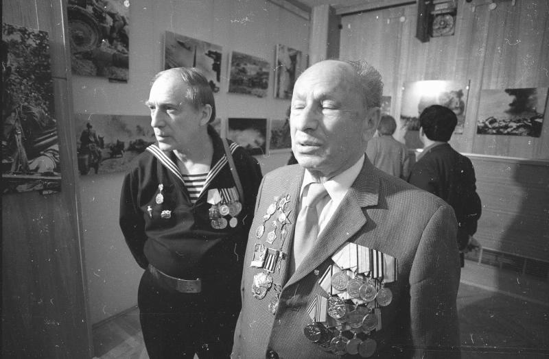 Участники фотовыставки «40 лет Победы» в выставочном зале, 1985 год. Слева – Юрий Кривоносов, справа – Яков Рюмкин.