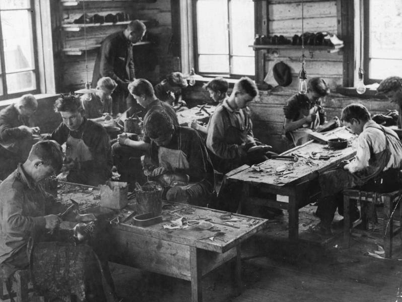 В сапожной мастерской, 1930 год. Выставка «Ручной труд. Кустари» с этой фотографией.