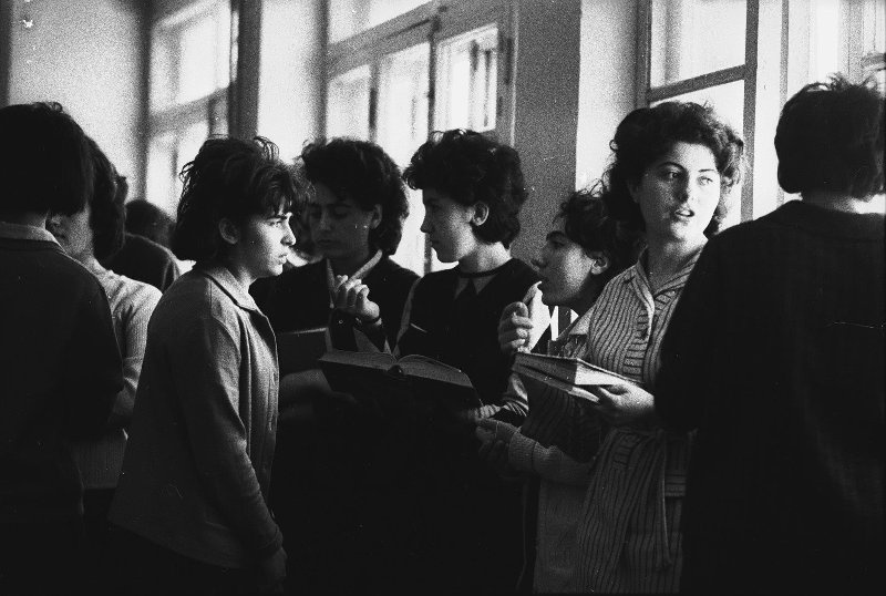 Студентки с книгами у окна, 1960-е, Армянская ССР, г. Ереван. Выставка «Говорить на одном языке» с этой фотографией.