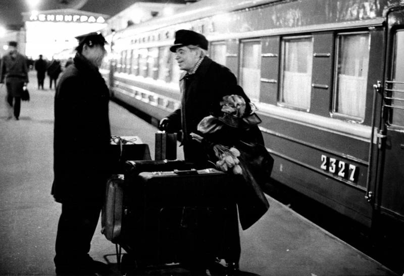 Аркадий Райкин на платформе вокзала, 1970-е, г. Ленинград. Выставка «Чемоданное настроение» с этой фотографией.