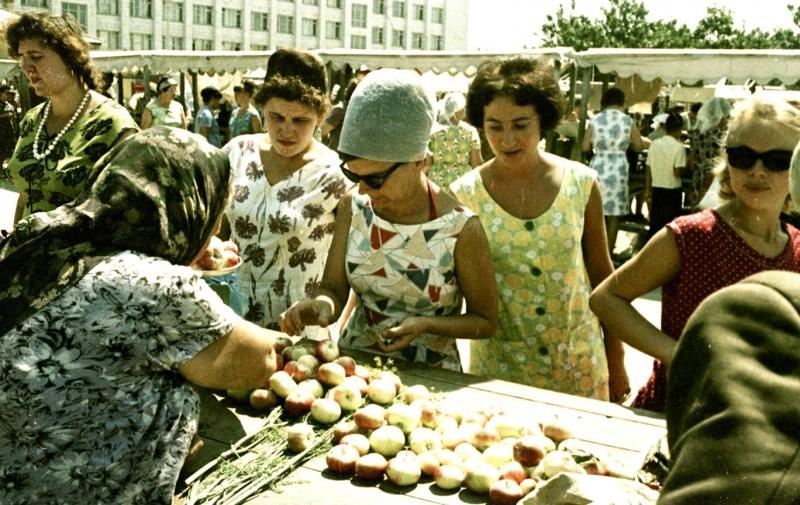 На рынке, 1967 год, Волгоградская обл., г. Волжский. Выставка «Мода в СССР: летние платья 1950–1970-х» с этим снимком.