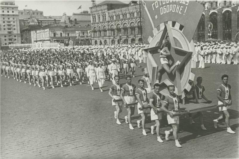 Значок ГТО, 1936 год, г. Москва. Спортивный парад на Красной площади.