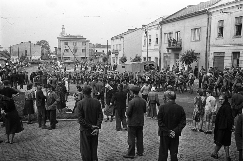 В Толькемите после входа советских войск, 14 января 1945 - 24 апреля 1945, Польская Республика, г. Толькемит. Восточно-Прусская операция. Польский город Толькмицко.Выставка «Восточно-Прусская операция» с этой фотографией.