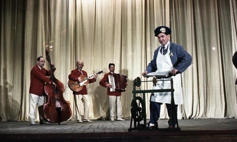 Артисты московской группы «Цирк на сцене». Клоун Григорий Титов, 1963 год