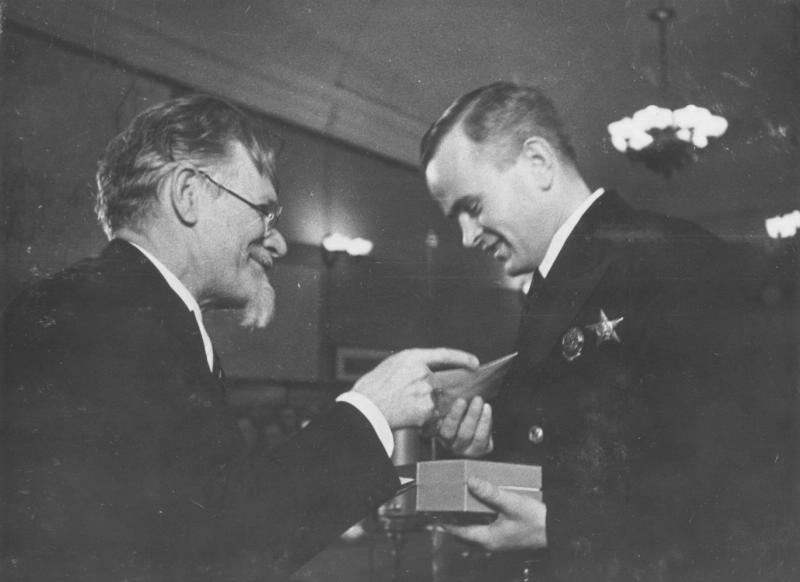 Михаил Калинин вручает награду Петру Ширшову, 17 марта 1938, г. Москва