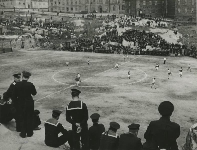 Футбол в Полярном, 1943 год, Мурманская обл., г. Полярный. Выставка «10 лучших футбольных фотографий» с этим снимком.&nbsp;