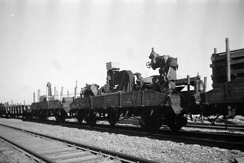 Заводское оборудование отправляется в тыл. Отправка станков по железной дороге, 1943 год. Выставка «Великая Отечественная война. Тыл» с этой фотографией.