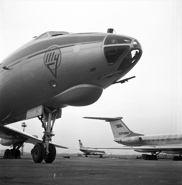 Самолет ТУ-134 на аэродроме, 1960-е, г. Москва. Выставка «Небо. Самолет. Девушка» с этой фотографией.&nbsp;