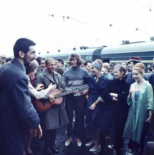 Молодежь на перроне вокзала, 1961 - 1969, г. Ленинград