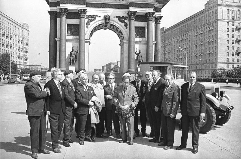 Борис Полевой с военными фотокорреспондентами у Триумфальной арки, 9 мая 1975, г. Москва