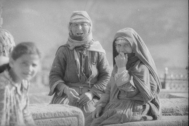 Девочка и две пожилые женщины, 1960-е, Армянская ССР, г. Горис. Выставка «Армения: люди и вечность» с этой фотографией.