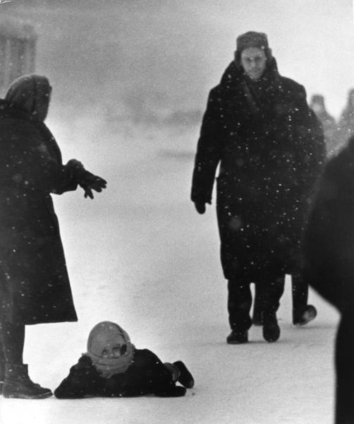 Зимний день, 1965 год, г. Норильск. Выставка «А снег идет, а снег идет, и все вокруг чего-то ждет…» с этой фотографией.
