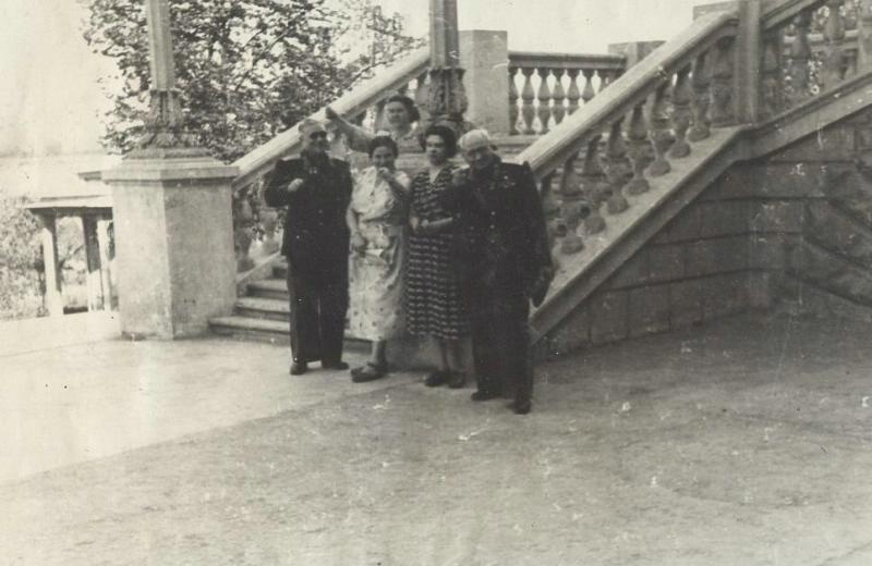 Андрей Туполев перед Дворцом студентов, 1954 год, Украинская ССР, г. Днепропетровск. С 2016 года – Днепр.