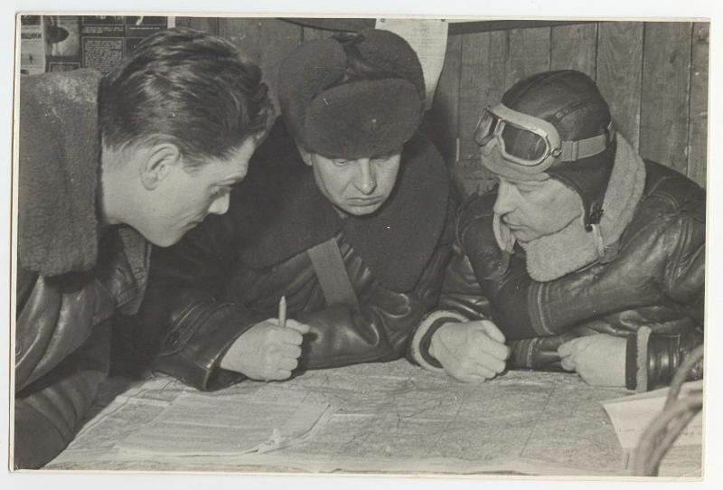 Перед вылетом, 1941 - 1945. Видео «Борис Игнатович» с этим снимком.&nbsp;