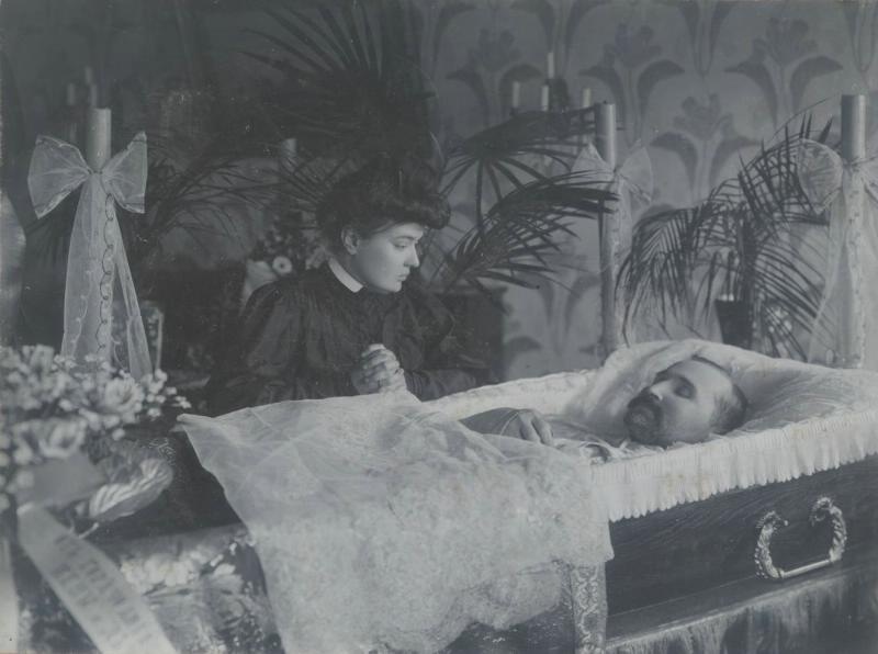 У гроба. Валерия Михайловна Чечот (1892 года рождания) у гроба своего отца, 1910-е. 