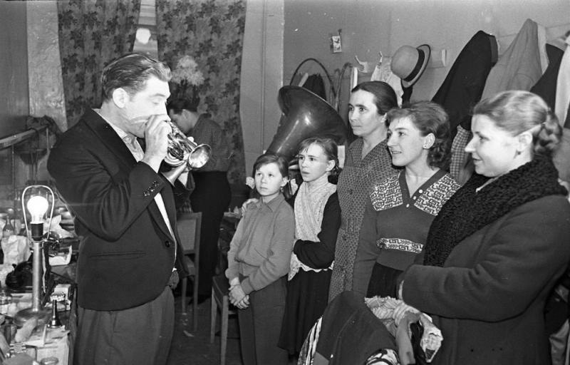 Культурное шефство работников цирка. Встреча зрителей с артистом цирка в гримерной, 1960 - 1962