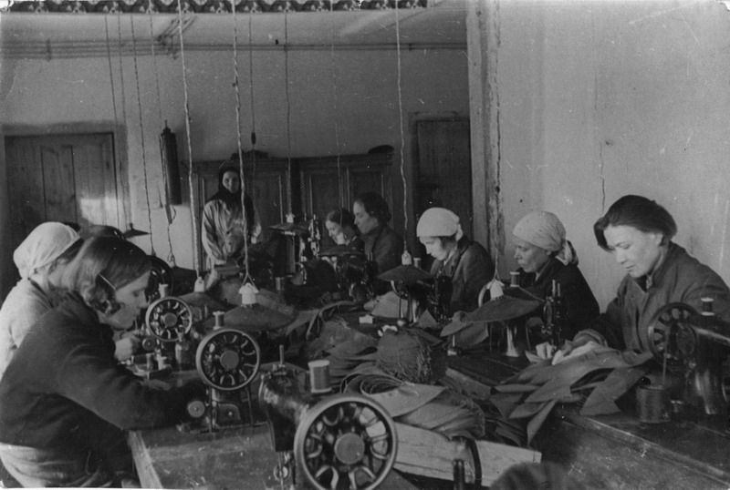 Артель «Красный Октябрь»: пошив обуви, 1930-е, г. Череповец и Череповецкий район