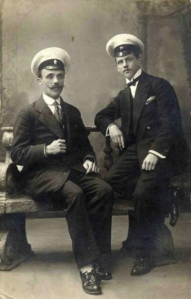 Два брата в белых форменных фуражках, 1915 год. Выставка «Дореволюционная Россия: сестры и братья» с этой фотографией.