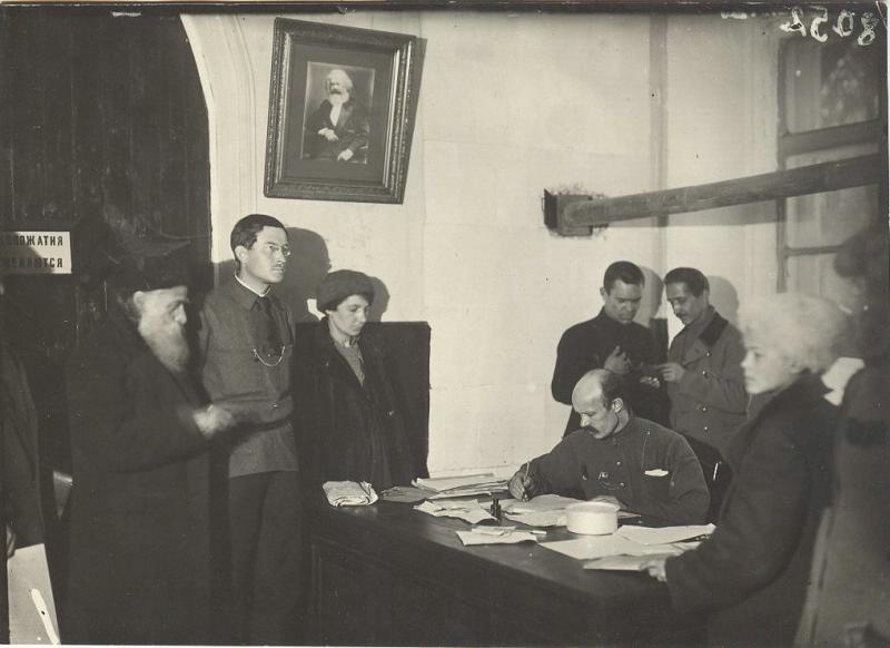 Работа мандатной комиссии. IХ Съезд Советов, 1921 год, г. Москва