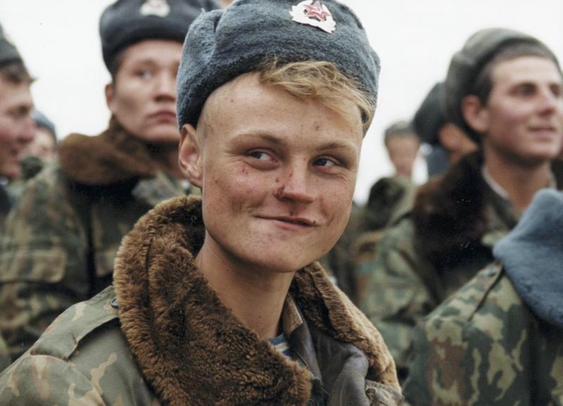 Боец, 1 января 1999 - 1 декабря 1999, Чеченская Республика. Выставка «Защитники Отечества» с этой фотографией.7 августа 1999 года началась Вторая чеченская война. Активная фаза боевых действий продолжалась с 1999 года по 2000 год.