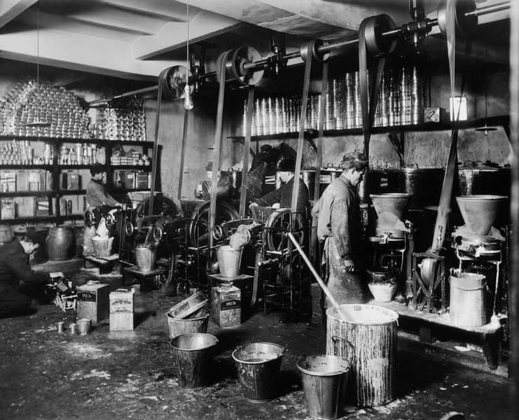 В разливочном цехе завода компании «Джон Гернандт», 1910-е, г. Санкт-Петербург