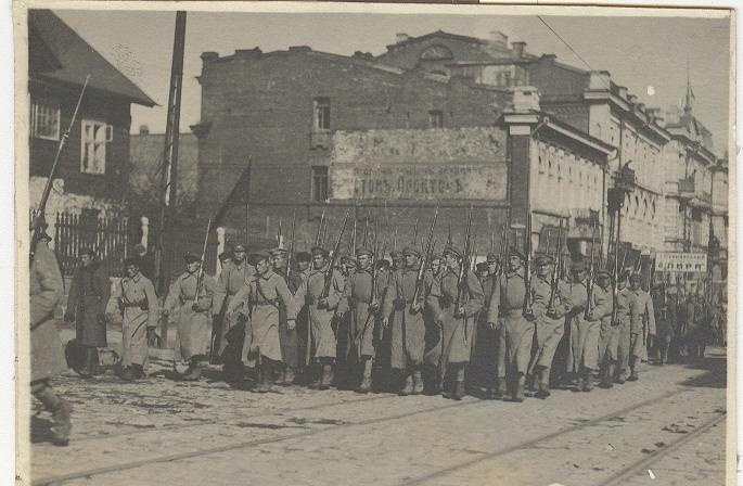 Вступление частей НРА во Владивосток, 25 октября 1922, Дальневосточная республика, г. Владивосток. Входе Приморской операции войска НРА под командованием Иеронима Уборевича перешли в контрнаступление, чтобы действиями с фронта (по линии железной дороги) и во фланг (в направлении на Спасск и Монастырище) отрезать от Владивостока и разгромить основные силы «Земской рати». 25 октября в 16 часов вслед за уходившими войсками интервентов передовые части 1-й Забайкальской стрелковой дивизии и школа младшего командного состава 2-й Приамурской стрелковой дивизии вступили во Владивосток.