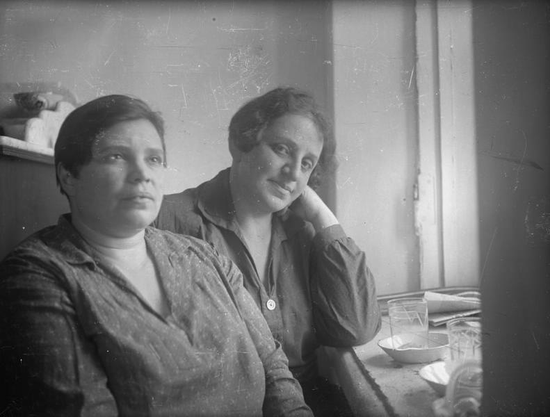 Две женщины у окна, 1930 - 1937, г. Москва. Из архива семьи Раутенштейнов. Справа – супруга Александра Исааковича Раутенштейна.