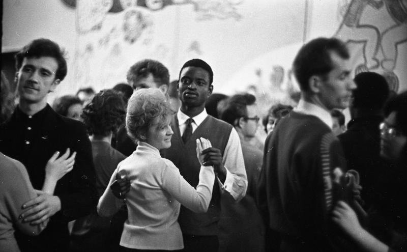 На вечере дружбы. Танцы, 1963 - 1964, г. Москва. Выставки&nbsp;«Одной приятной летней ночью...», «Танцуют все!» с этой фотографией.