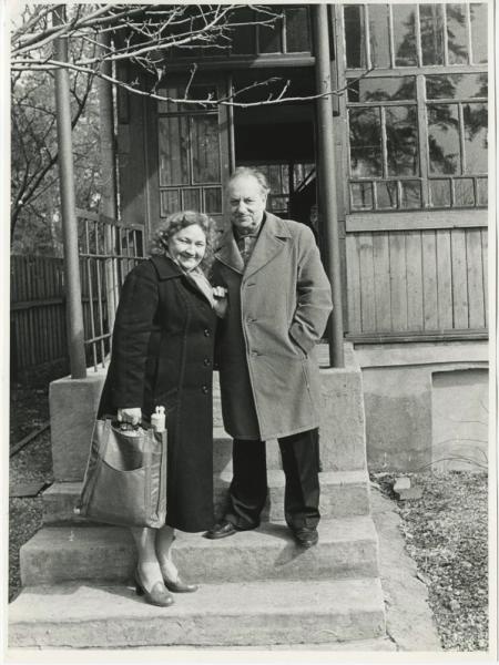 Виктор Темин с женой на крыльце дома, 1 января 1980 - 31 января 1987