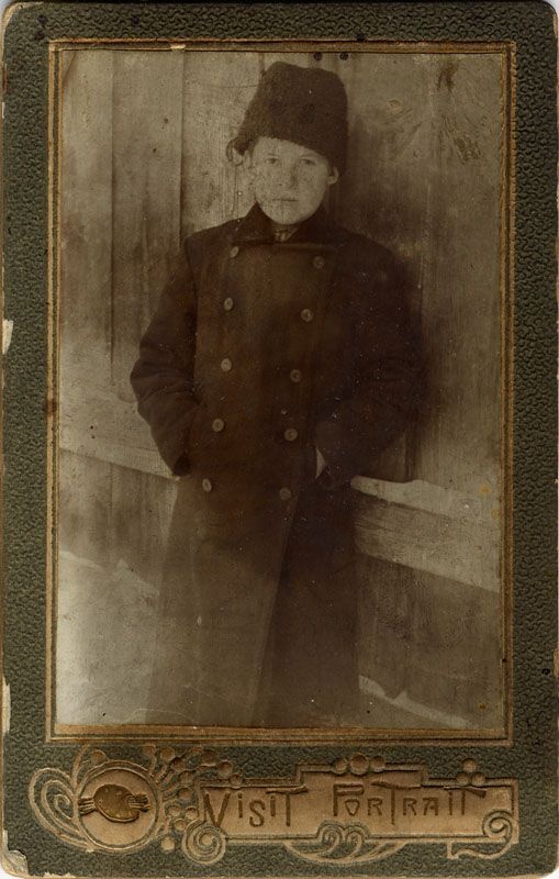 Фотопортрет мальчика в черном пальто и шапке, 1900-е, г. Арзамас