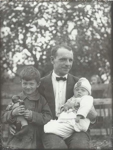 Портрет мужчины с двумя детьми, 1924 - 1930