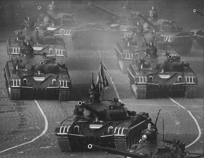 На параде, 7 ноября 1982, г. Москва. Военный парад на Красной площади.Выставки «Кто с мечом к нам придет…»&nbsp;и «Танки, еще танки, еще больше танков!» с этой фотографией. 