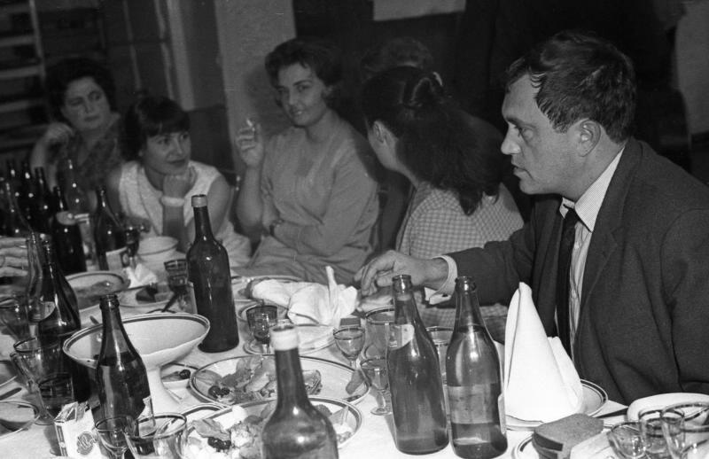 Василий Аксенов за столом, 1961 год, г. Москва. Видео «Василий Аксенов» с этой фотографией.