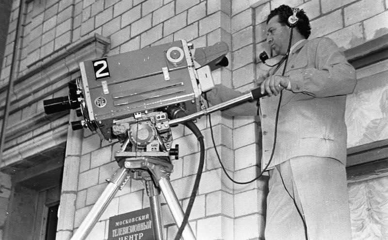 Кинооператор за телевизионной камерой, 1958 год, г. Москва. Выставка «За кадром» с этой фотографией.