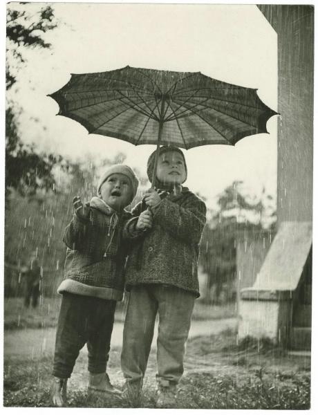 «Первый дождик», 1970-е. Выставки&nbsp;«10 лучших фотографий под дождем»&nbsp;и «Топ-10 фотографий с зонтиком»&nbsp;с этим снимком.