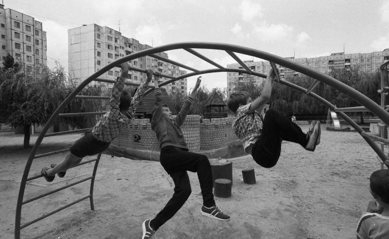 На детской площадке, 1985 год, Украинская ССР, г. Херсон. Выставка «Тише едешь, дальше будешь»,&nbsp;«На площадке»&nbsp;и «Игра длиной в полвека» с этой фотографией.