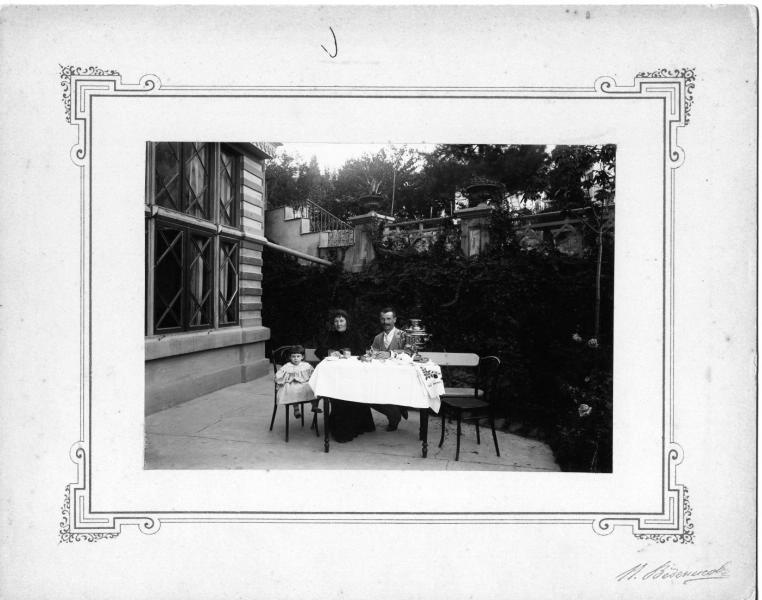 Семья во дворе дома за чаепитием, 1890 - 1900