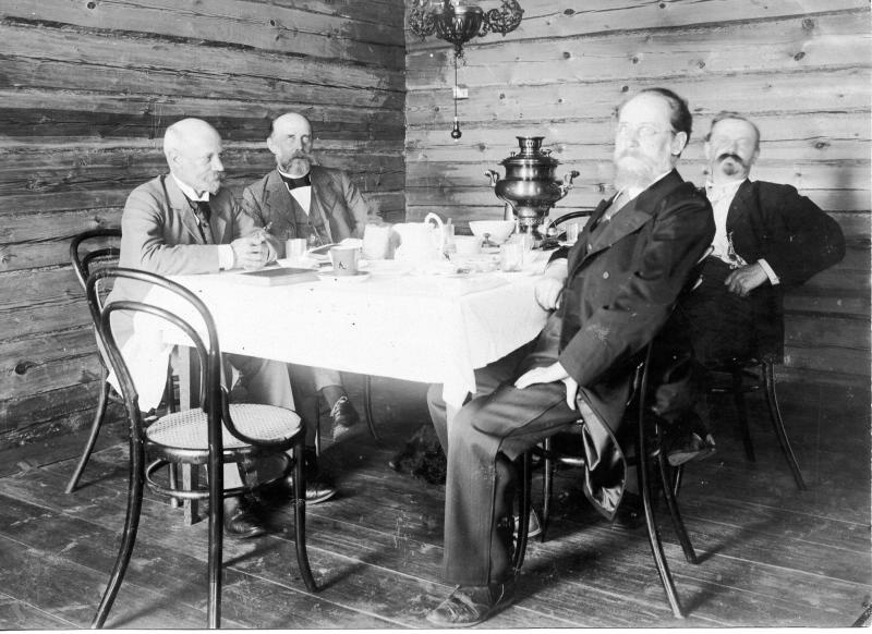 Четверо мужчин за столом с самоваром, 1900-е