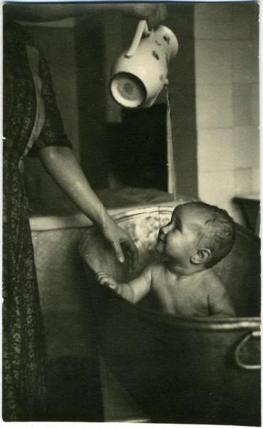 Помывка дочки в коммунальной квартире, 1952 год, г. Москва. Выставка «Квартирный вопрос» и «Сто лет с самыми маленькими» с этой фотографией.