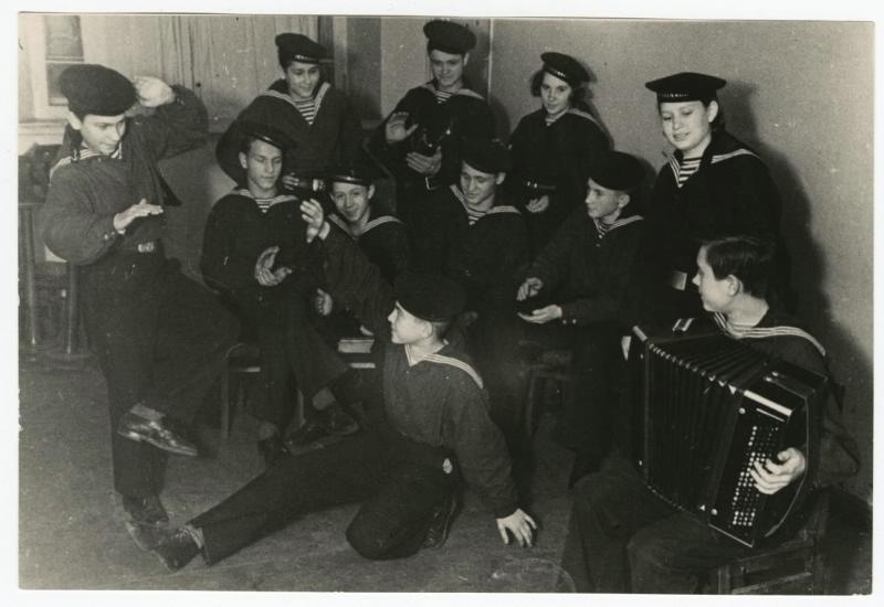Детский танцевальный ансамбль, 1940-е